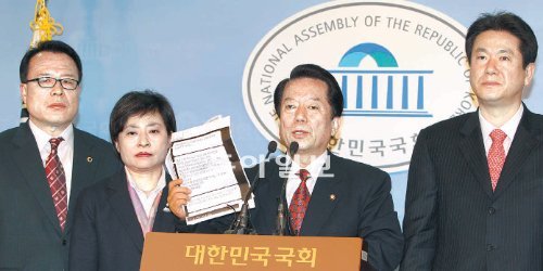 “불법선거 후보 물러나라” 통합진보당과의 야권 단일화 경선에서 패배한 민주통합당 후보들이 21일 국회 정론관에서 기자회견을 열고 진보당 후보들의 
불법선거 의혹을 제기하며 후보 사퇴를 촉구하고 있다. 왼쪽 두번째부터 고연호(서울 은평을), 김희철(서울 관악을), 이동섭 후보(서울 노원병). 
김동주 기자 zoo@donga.com