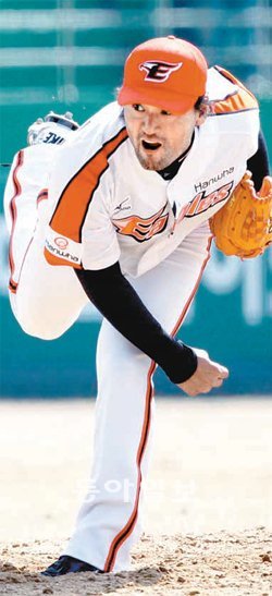 한화 박찬호가 21일 청주에서 열린 롯데와의 시범경기에서 1회 첫 투구를 하고있다. 한화 제공