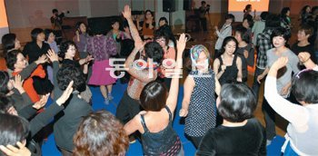 잠자는 ‘끼’를 춤으로 깨우는 충무아트홀 ‘꽃중년 프로젝트’ 14일 오전 서울 중구 흥인동 충무아트홀에서 열린 ‘꽃중년 프로젝트’에 참가한 중년 여성들이 음악에 맞춰 춤을 추고 있다. 김미옥 기자 salt@donga.com