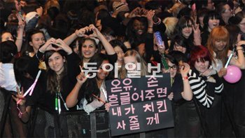 한국의 남자 아이돌 스타에 열광하는 프랑스 여성 팬들. 이들에게 한국의 꽃미남 스타들은 할리우드 스타처럼 멀고도 잘난 존재가 아니라 드라마에서 먹고 자는 것을 보여주며 오락 프로그램에서 실수하고 웃음거리가 되어주는 친근한 존재로 받아들여진다. 동아일보DB