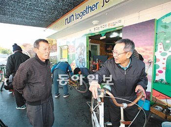 대구 중구청이 운영하는 신천 동신교 자전거수리센터에서 시민들이 자전거를 수리하고있다. 대구 중구 제공