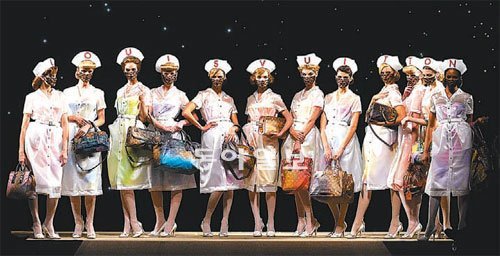 2007년 10월 열린 루이뷔통 패션쇼에서 간호사 복장을 한 채 미국 아티스트 리처드 프린스가 만든 ‘조크 모노그램 라인’ 핸드백을 들고 등장한 톱 모델들. 루이뷔통 제공