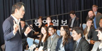 정태영 현대카드 사장(왼쪽)이 20일 서울 영등포구 여의도동 본사를 방문한 미국 매사추세츠공대(MIT) 슬론 MBA 학생들의 질문에 답변하고 있다. 원대연 기자 yeon72@donga.com