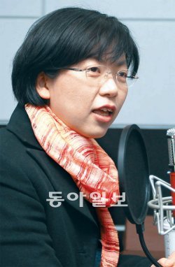 이정희, 팟캐스트 방송 출연 이정희 통합진보당 공동대표가 22일 오전 인터넷언론 ‘오마이뉴스’의 팟캐스트 방송인 ‘이슈 털어주는 남자(이털남)’에 출연해 자신의 거취와 관련한 이야기를 하고 있다. 오마이뉴스 제공