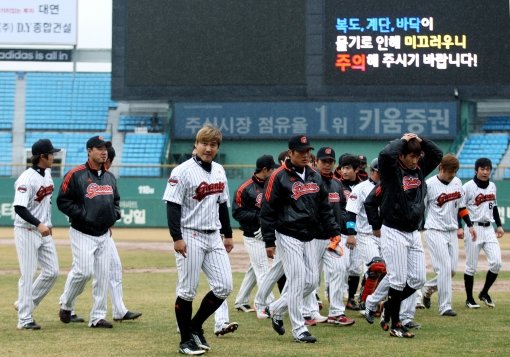 경기종료 후 아쉬운 표정의 롯데 선수들. 사진제공｜스포츠코리아