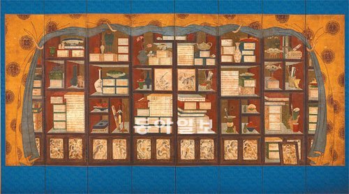 ‘책가도’(장한종·19세기 초), 경기도박물관 소장, 종이에 채색, 361.0×195.0cm. 현존 책거리 그림 중 가장 오래된 작품으로 궁중 서가의 정연하고 웅장한 면모를 보여준다.