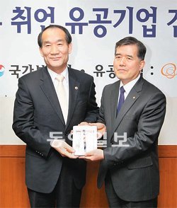 박승춘 국가보훈처장(왼쪽)이 23일 서울 중구 장교동 한화그룹 본사에서 심경섭 ㈜한화 사장에게 감사패를 전달하고 있다. 장승윤 기자 tomato99@donga.com