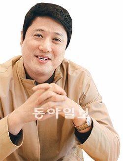 문경은 SK 감독이 21일 경기 용인시 자택 근처 카페에서 미소를 지으며 다음 시즌에 대한 각오를 밝혔다. 용인=이종석 기자 wing@donga.com