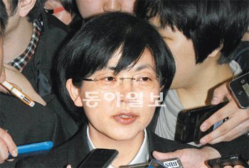 이정희 통합진보당 공동대표가 23일 국회 정론관에서 서울 관악을 불출마 의사를 밝힌 뒤 몰려든 기자들의 질문에 대답하고 있다. 전영한 기자 scoopjyh@donga.com