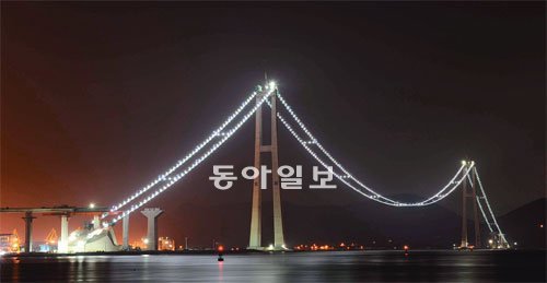 전남 여수와 광양을 잇는 이순신대교 야경. 조형미를 한껏 살린 ‘한국적인 미’와 ‘이순신에 대한 스토리텔링’으로 엑스포를 찾는 세계인의 이목을 끌 것으로 보인다. 대림산업 제공