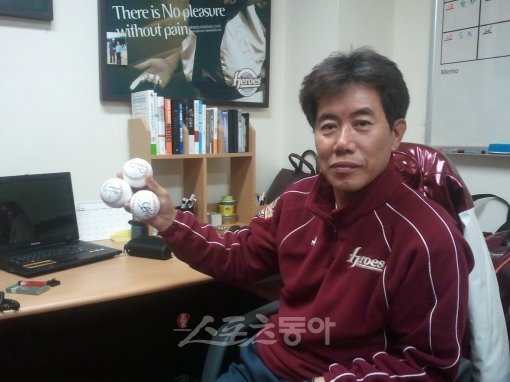 이택근을 불러들이고 김병현을 영입했다. 선수를 팔아 연명하는 구단이라는 이미지를 벗고 새롭게 출발하는 넥센. 사령탑 김시진 감독도 스포츠동아와의 트위터 인터뷰를 통해 팀 재건에 대한 책임감을 드러냈다. 작은 사진은 친필 사인볼을 들고 있는 김 감독의 모습. 스포츠동아DB