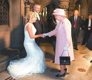 영국 엘리자베스 2세 여왕이 23일 신부 프랜시스 캐닝 씨의 손을 잡으며 결혼을 축하해주고 있다. 사진 출처 영국 맨체스터이브닝뉴스