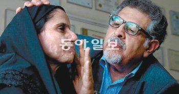 영화 ‘세이빙 페이스’에서 재건 성형의 모하마드 자와드 씨(오른쪽)가 염산테러 피해여성 자키아 씨의 왼쪽 얼굴을 살펴보고 있다. 자키아 씨는 재건 성형수술을 받고 염산 테러로 망가진 왼쪽 얼굴을 상당 부분 회복했다. 모하마드 자와드 씨 제공