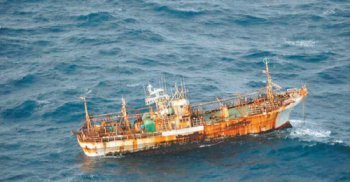 캐나다 서해안에 표류하고 있는 일본 어선. 붉게 녹슨 외벽이 험난했던 표류 과정을 말해주고 있다. 캐나다 국방부가 제공한 사진이다. 사진 출처 더글로브앤드메일