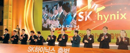 SK하이닉스 사내외 관계자들이 26일 공식 출범을 축하하고 있다. 왼쪽부터 이준기 SK하이닉스 사원대표, 김준수 청주노조위원장, 박태석 이천노조위원장, 한범덕 청주시장, 조병돈 이천시장, 이시종 충북도지사, 최태원 SK그룹 회장, 김문수 경기도지사, 하성민 SK하이닉스 이사회 의장, 김재홍 지식경제부 성장동력실장, 권오철 SK하이닉스 사장. SK하이닉스 제공