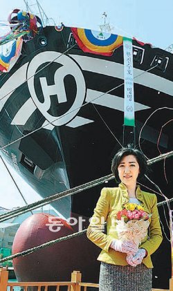 27일 현대중공업 울산조선소에서 ‘한진수호’호로 명명된 국내 최대 규모 컨테이너 사선(자기선박) 앞에 선 최은영 한진해운 회장. 한진해운 제공