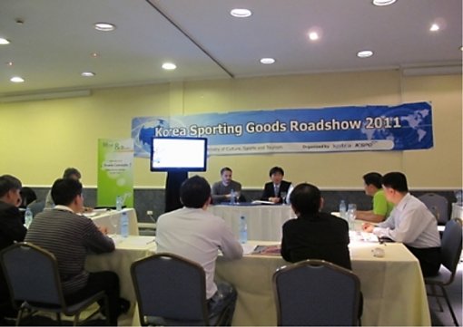 공단이 지난해 동반성장을 위한 프로그램으로 진행했던 한국스포츠용품 해외 로드쇼. 사진제공｜국민체육진흥공단