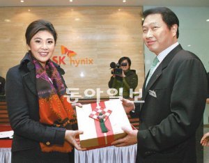 최태원 SK그룹 회장(오른쪽)이 26일 경기 이천시 SK하이닉스 본사를 방문한 잉락 친나왓 태국 총리에게 전통공예품을 선물하고 있다. SK그룹 제공