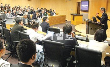 27일 오전 서울 서대문구 연세대 삼성학술정보관에서 일본 리쓰메이칸대와 연세대 교수들이 ‘동일본 대지진 이후의 한일 관계와 발전’을 주제로 심포지엄을 열고 있다. 원대연 기자 yeon72@donga.com