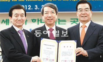 정운찬 동반성장위원장이 27일 제주영어교육도시 명예시장으로 위촉됐다. 왼쪽부터 변정일 제주국제자유도시개발센터 이사장, 정 위원장, 우근민 제주지사. 임재영 기자 jy788@donga.com