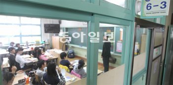 초등학교 6학년은 신체적으로 성숙하면서 정신적 고민이 함께 늘어나는 시기다. 중학교 진학을 앞둔 시점에서 학생들이 예민해지고 스트레스를 받기 쉬운 만큼 교사와 부모의 따뜻한 말 한마디가 중요하다. 동아일보DB