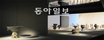 호림박물관 신사분관 ‘토기’ 특별전의 제3전시실 모습. 바닥이 둥근 항아리들을 올리기 위한 받침들을 모래 위에 놓고 진열 유리창을 없앴다. 토기의 원천인 대지의 느낌을 살린 것이다. 호림박물관 제공