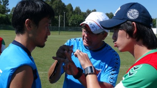 축구지도자를 꿈꾸는 대구FC 박만춘 통역 겸 코치(오른쪽)가 모아시르 감독(가운데)의 지시를 선수에게 설명하고 있다. 사진제공｜대구FC