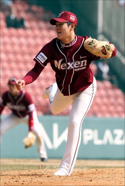 28일 오후 서울 잠실야구장에서 '2012 프로야구 시범경기' 두산 베어스와 넥센 히어로즈의 경기가 열렸다. 6회말 두산 공격때 넥센 선발투수 심수창을 구원하여 한현희가 등판해 볼을 던지고 있다. 잠실｜김민성 기자 marineboy@donga.com 트위터 @bluemarine007