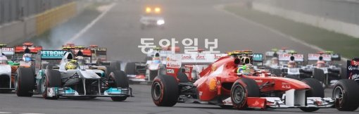 2012 F1코리아그랑프리의 티켓 가격이 대폭 낮춰졌다. 연습주행이 열리는 10월12일의 경우 2만원이면 메인그랜드스탠드에서 대당 100억원을 웃도는 F1 머신의 질주를 즐길 수 있다. 동아일보DB