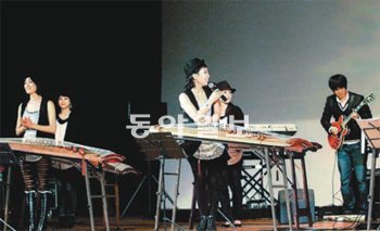 백제가야금연주단은 전통성과 현대성을 조화하려고 노력한다. 지난해 11월 정기연주회에서는 ‘맘마미아’를 연주했다.