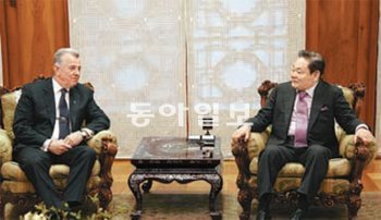 이건희 삼성전자 회장(오른쪽)이 28일 서울 삼성그룹 영빈관 승지원에서 IOC 위원인 슈미트 팔 헝가리 대통령과 만찬에 앞서 담소를 나누고 있다. 삼성그룹 제공