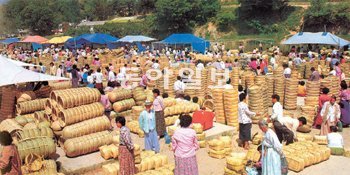 전남 담양에서 생산되는 다양한 죽제품을 사고 파는 옛 죽물시장 모습. 전국 유일의 대나무 5일장이었던 죽물시장이 5월 열리는 대나무축제 때 부활한다. 담양군 제공
