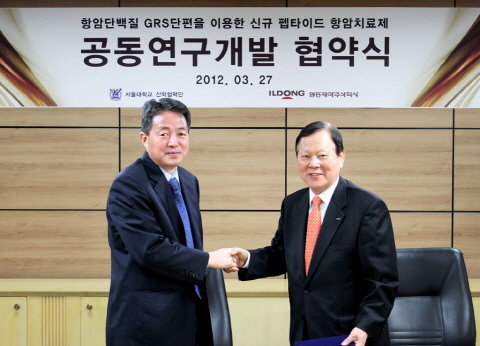 서울대학교 산학협력단 홍국선 부단장(左)과 일동제약 이정치 회장(右)이 계약 체결 후 악수하고 있다.