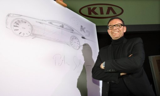 29일 기아차 디자인총괄 피터 슈라이어 부사장이 서울 CGV청담 씨네시티에서 열린 '기아차 디자인 미디어 컨퍼런스'에 참석해 K9의 디자인을 설명하면서 현장에서 직접 K9의 스케치 작업을 시연했다.