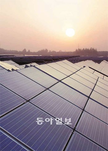 한화그룹은 2010년 8월 태양광 회사인 솔라펀파워홀딩스를 4300억 원에 인수하고 태양광사업에 본격적으로 뛰어들었다. 한화그룹 제공