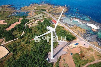 두산중공업의 신성장동력인 3MW 해상풍력모델 ‘WinDS3000’이 제주 제주시 월정리 앞바다에서 해상풍력 실증을 하고 있다. 두산중공업 제공