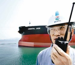 GS칼텍스 직원이 유조선의 입항 과정을 살펴보고 있다. GS칼텍스는 지난해 원유 수입액의 83.5%를 석유 및 석유화학제품으로 만들어 수출했다. GS칼텍스 제공