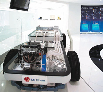 LG화학의 전기차용 배터리. LG화학은 10여 곳의 글로벌 자동차 제조회사와 배터리 납품 계약을 맺고 전기차 배터리의 선두주자로 자리매김하고 있다. LG화학 제공