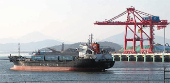 한국수자원공사가 아라뱃길에 도입한 화물선. 한국수자원공사 제공