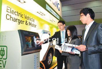 효성의 직원이 스마트그리드 전시회에서 회사가 개발한 전기차 충전시스템을 바이어들에게 설명하고 있다. 효성 제공