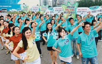 애경산업 직원 200여 명이 서울 중구 태평로 서울광장에서 친환경 세제 ‘리큐’를 홍보하는 행사를 벌이고 있다. 애경산업 제공