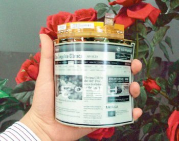 LG디스플레이가 세계 최초로 양산에 들어간 6인치 플라스틱 전자종이. 한 손으로 잡고 힘껏 구부려도 파손되지 않아 새로운 콘셉트의 전자책 기기를 제작하는 데 유용하게 쓰일 수 있다. LG디스플레이 제공