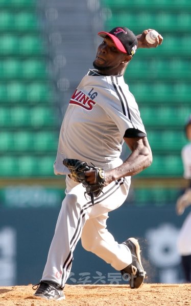 LG 레다메스 리즈는 28일 광주 KIA전에서 공 6개로 1이닝을 막아내며 한국과 미국을 통틀어 자신의 생애 첫 세이브를 따냈다.
 1이닝을 평균 시속 155km의 빠른 공으로 던질 수 있는 마무리투수는 메이저리그에서도 흔치않다. 스포츠동아DB