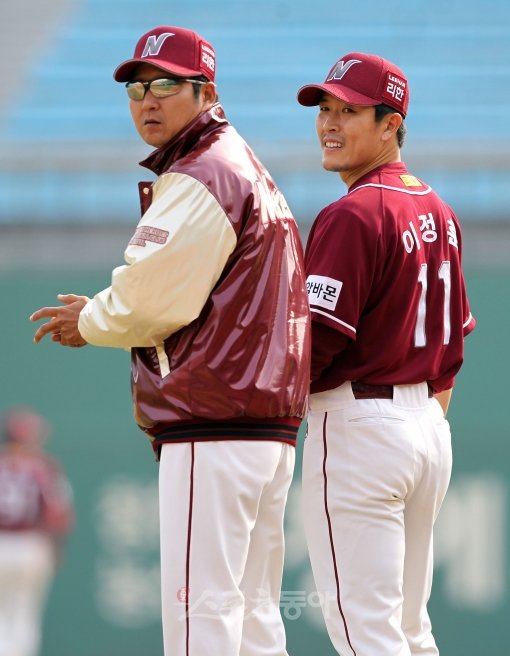 29일 부산 사직야구장에서 열린 2012 프로야구 시범경기 롯데자이언츠 대 넥센히어로즈 경기에서 국내프야구 첫 출전하는 넥센 김병현이 7회말 1사 만루 롯데 조성환을 포수 파울플라이로 처리한 후 정민태 코치가 마운드로 오르자 이야기를 나누며 덕아웃을 바라보고 있다. 김병현은 이 날 원정유니폼을 챙기지 못해 이정훈의 유니폼을 입고 출전했다. 사직｜김종원기자 won@donga.com 트위터 @beanjjun