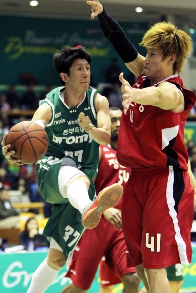 동부 박지현(왼쪽)이 29일 원주 치악체육관에서 열린 KGC인삼공사와의 챔피언 결정 2차전에서 오세근의 수비 틈새를 뚫고 패스를 시도하고 있다. 사진제공｜KBL
