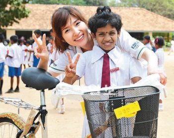 동아일보와 어린이재단이 제3세계 국가 아이들에게 자전거를 지원하는 ‘두 바퀴의 드림로드’ 사업이 첫 결실을 이뤄 스리랑카에 500대, 캄보디아에 300대가 각각 전달됐다. KBS 아나운서 김경란 씨가 스리랑카를 방문해 현지 어린이에게 자전거를 전달했다. 어린이재단 제공