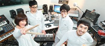 서울 마포구 서교동 쇼머스트 스튜디오에서 만난 피터팬컴플렉스. 리더 전지한은 “‘피터팬’만 있다면 나이 들수록 초라하겠지만 ‘컴플렉스’가 붙으면 매력이 더해가지 않겠느냐”고 역설적으로 말했다. 왼쪽부터 김경인(드럼) 이치원(기타) 전지일(베이스) 전지한(보컬). 최혁중 기자 sajinman@donga.com