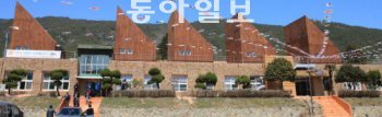 슬로시티 청산도에서 느림의 미학을 체험할 수 있는 느린섬 여행학교. 청산중 동분교를 리모델링해 27일 개관했다. 완도군 제공