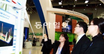 대구 엑스코에서 열린 국제그린에너지엑스포에서 관람객들이 대우조선해양이 개발한 해양 풍력 발전 원리에 대한 설명을 듣고 있다. 장영훈 기자 jang@donga.com