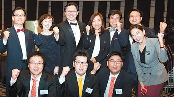 한국투자증권은 1년에 두 차례 최우수 직원과 그 가족들을 초청해 문화행사를 연다. 유상호 사장(뒷줄 왼쪽에서 세 번째)이 지난해 상반기 최우수 직원들과 기념촬영을 하는 모습. 한국투자증권 제공